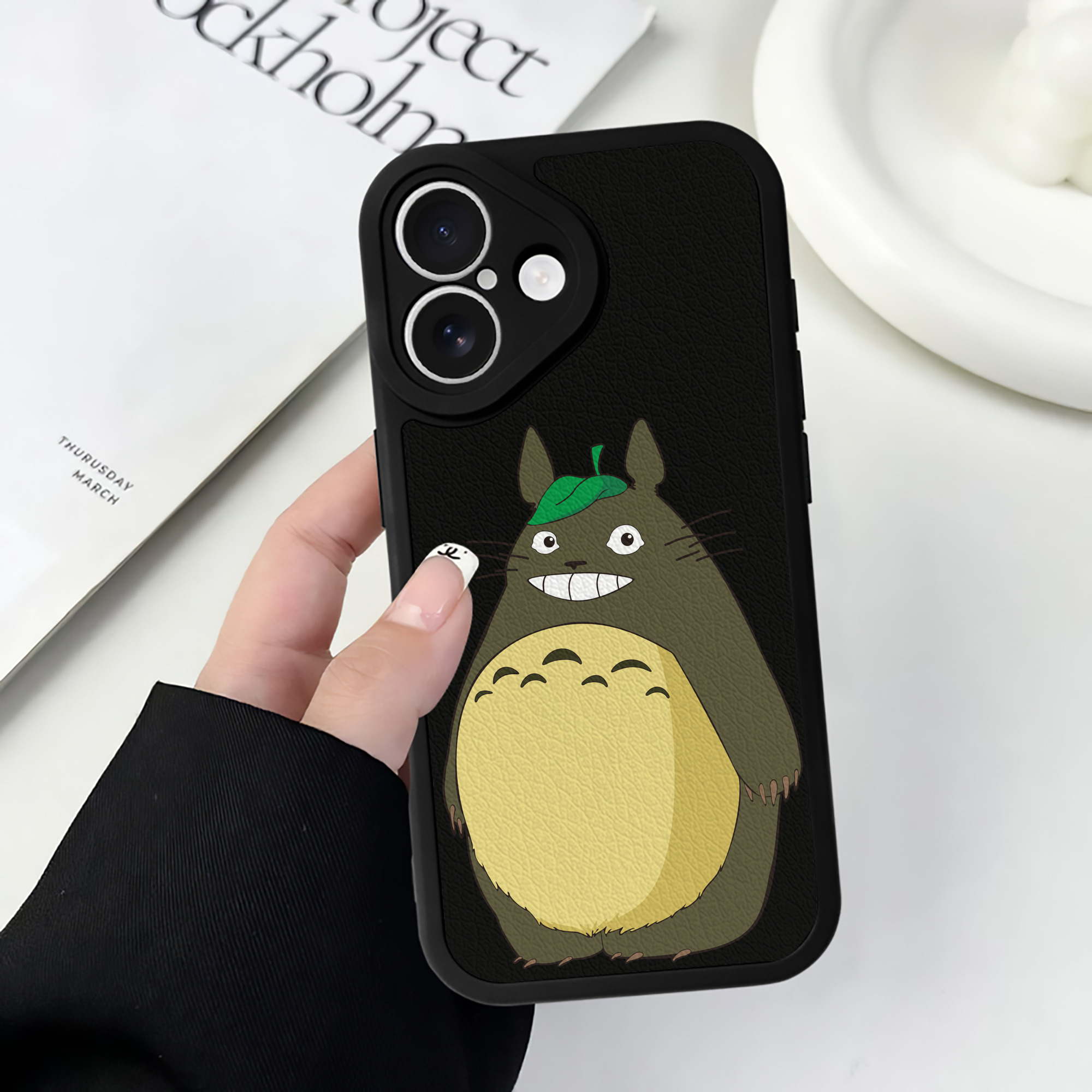 （画像用） となりのトトロ 草壁メイ 草壁サツキ My Neighbor Totoro Satsuki Kusakabe Mei Kusakabe 【iPhone 16シリーズ対応】シリコンスマホケース（レザー調） 材質：シリコン